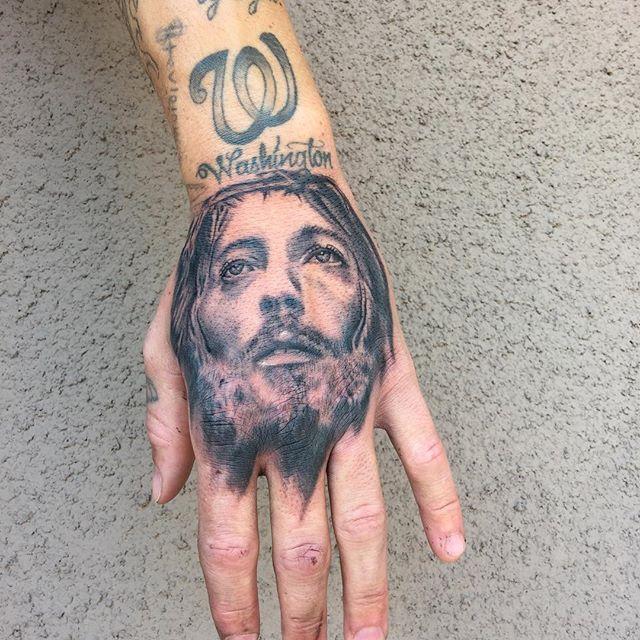 tatouage motif religieux 19