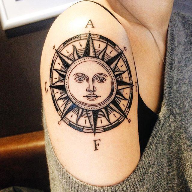 50 Tatouages de soleil accompagné d'un autre dessin