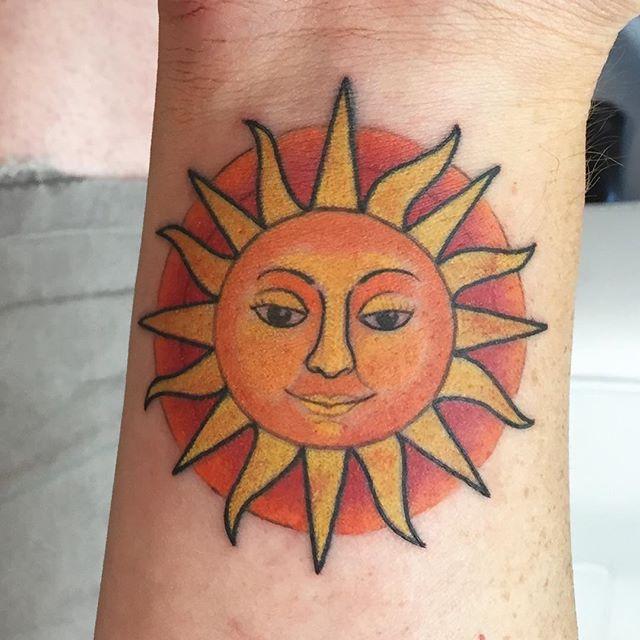 tatouage soleil 61