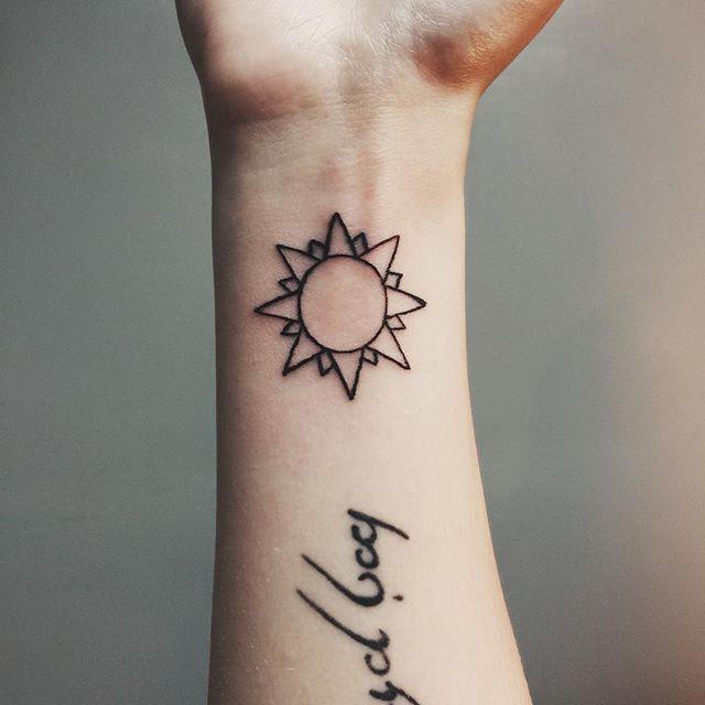 tatouage soleil 79