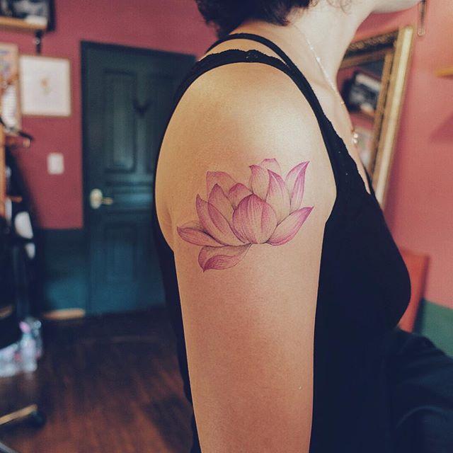 tatouage fleur lotus 33