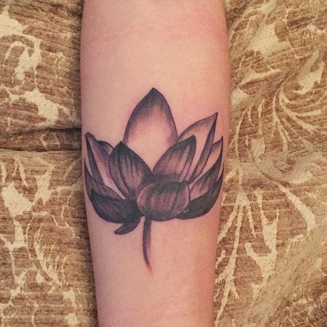tatouage fleur lotus 63