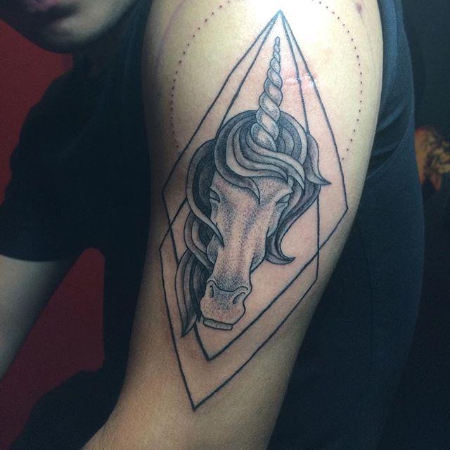 tatouage licorne 85