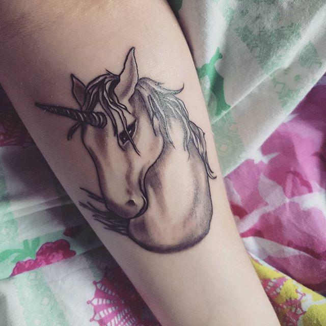 tatouage licorne 91