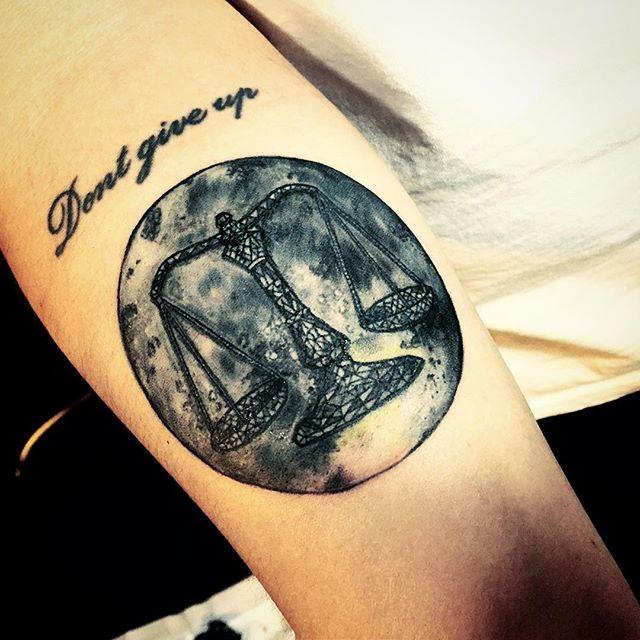tatouage lune 107