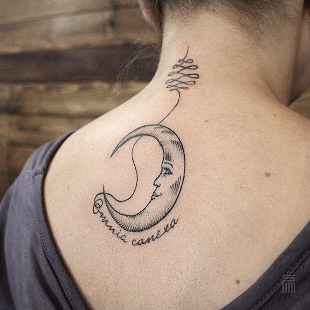 tatouage lune 109