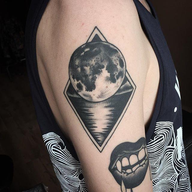 tatouage lune 123