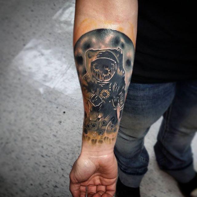 tatouage lune 125