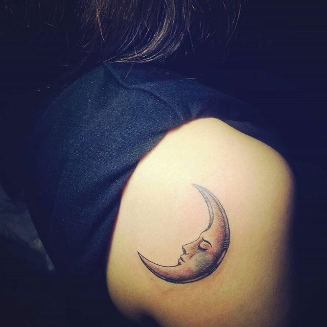 tatouage lune 55