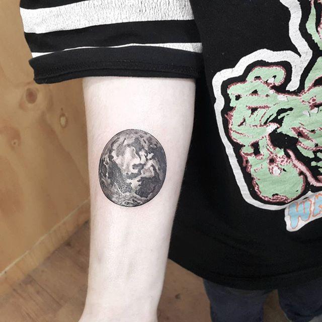 tatouage lune 69