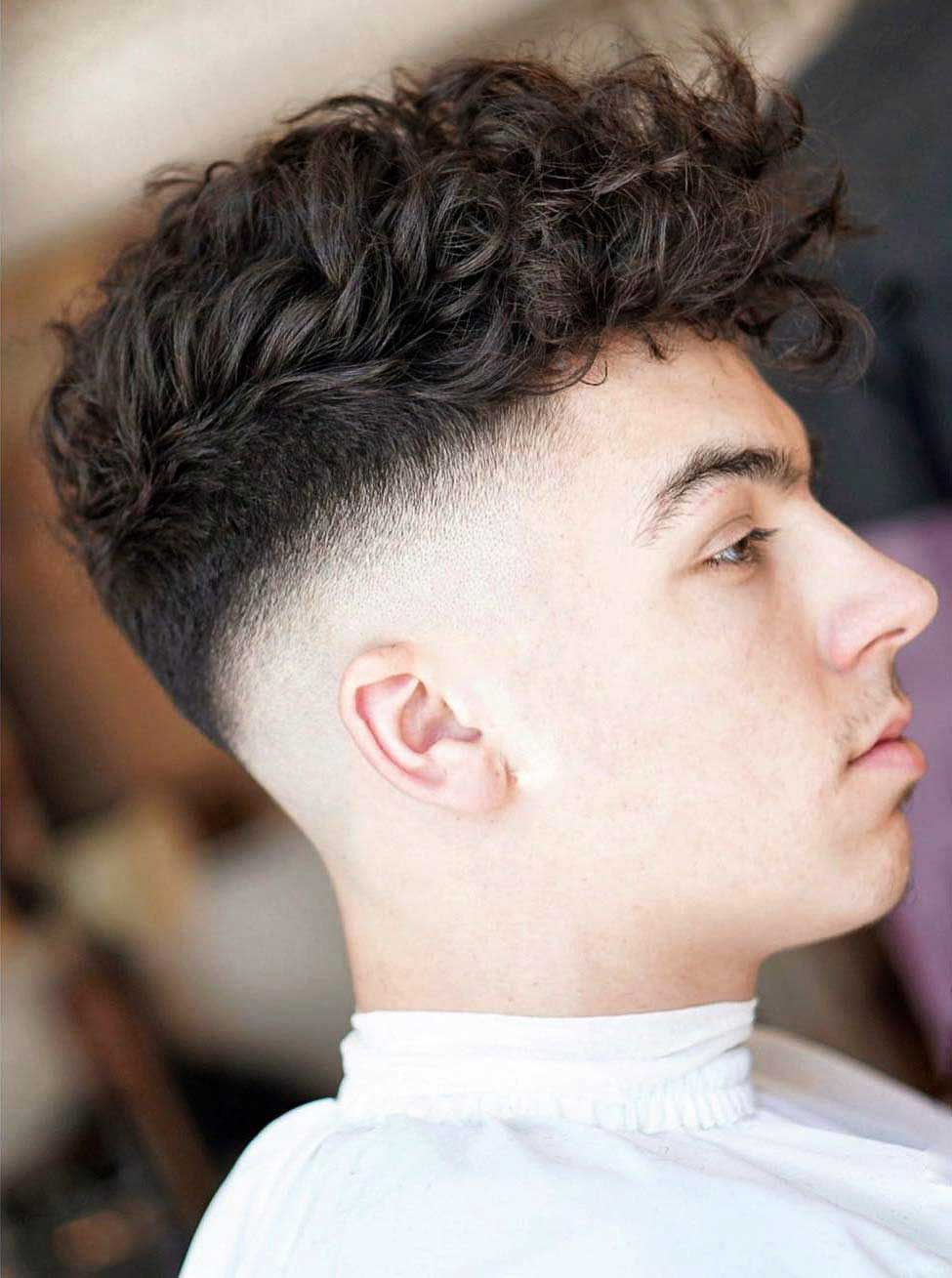 coiffure cheveux boucles homme 19