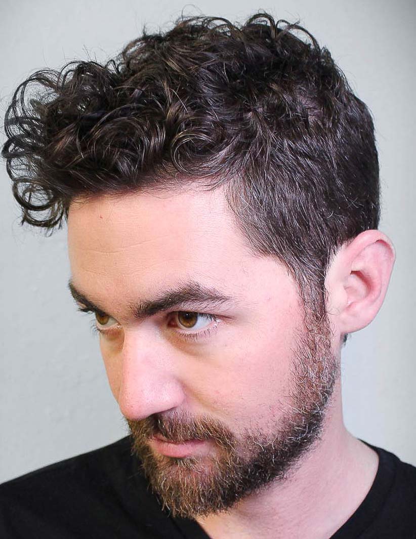 coiffure cheveux boucles homme 22