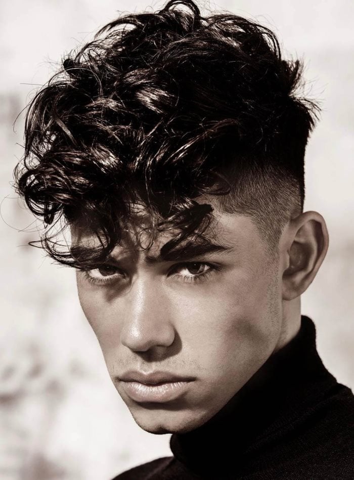 coiffure cheveux boucles homme 25