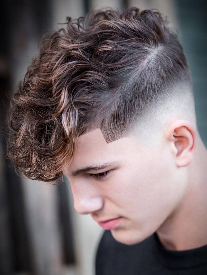 coiffure cheveux boucles homme 40