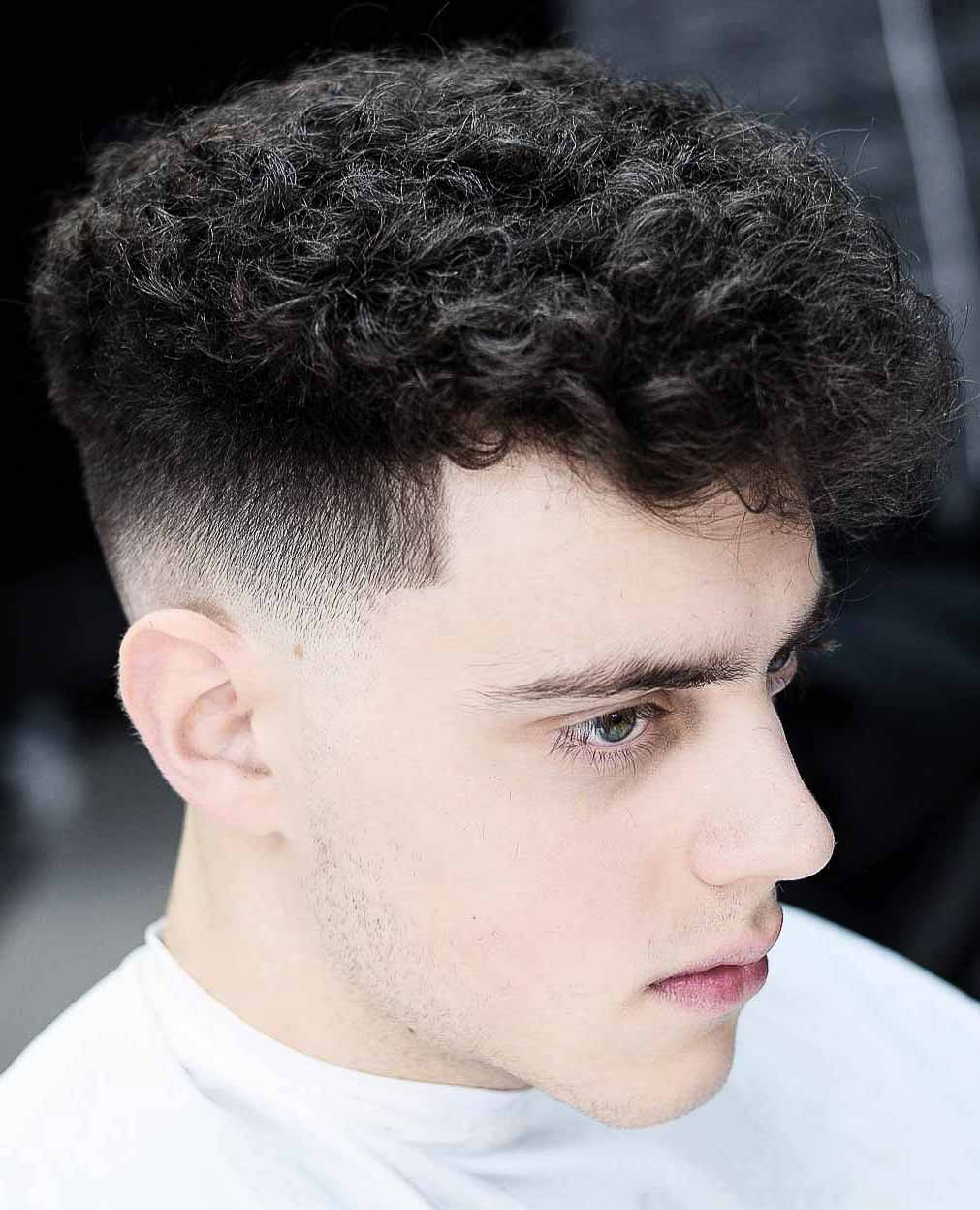 coiffure cheveux boucles homme 46