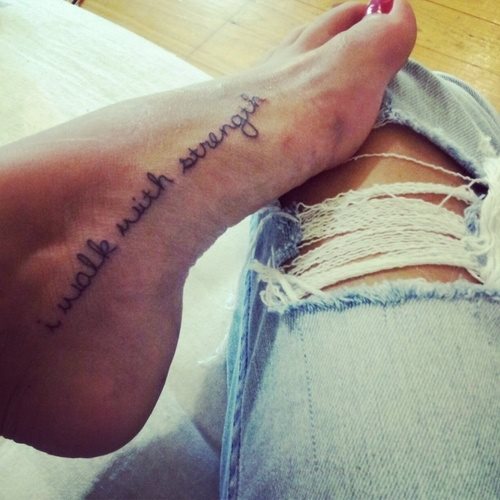 54 tatouages pied