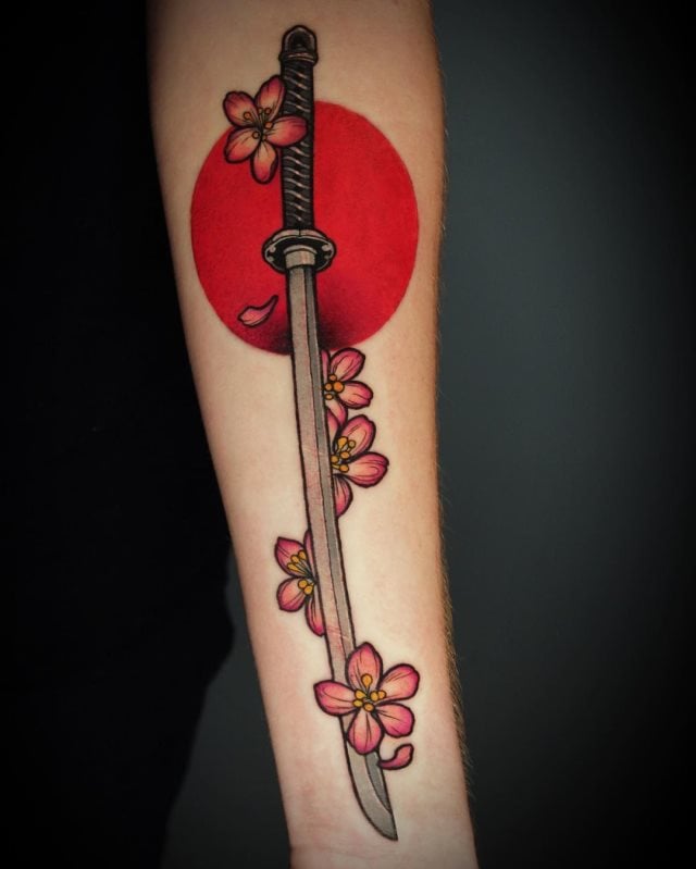 Tatouage de Katana, l'épée des guerriers japonais : Histoire, significations et dessins les plus tatouées