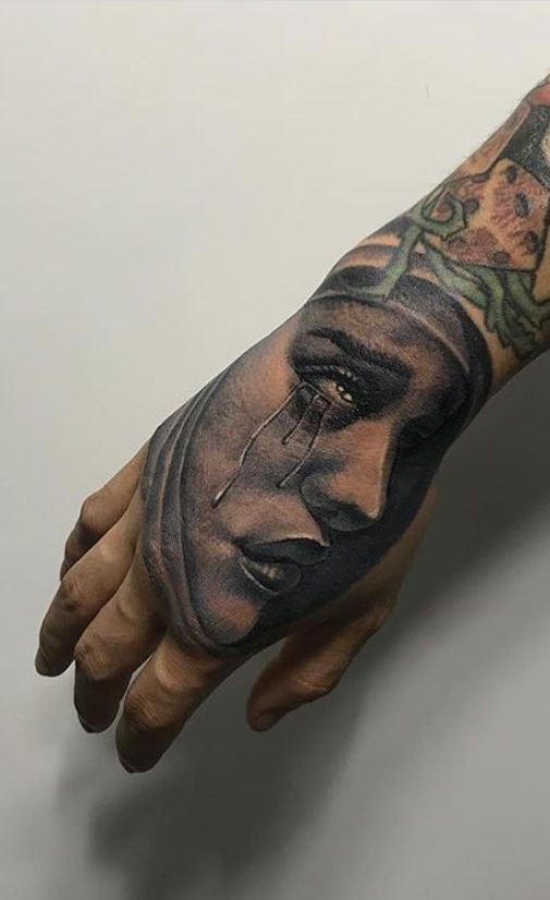 tatouage masculin sur la main poing 05