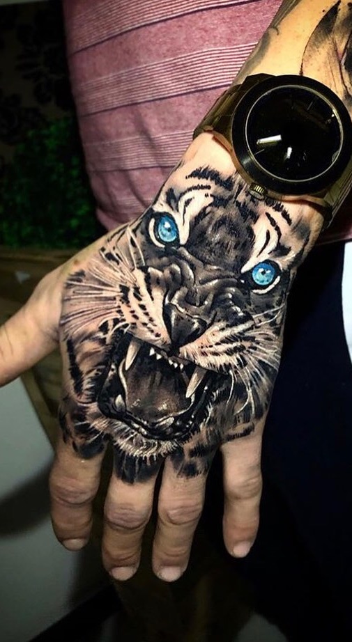 tatouage masculin sur la main poing 11