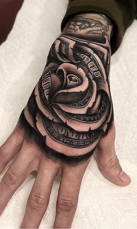 tatouage masculin sur la main poing 12