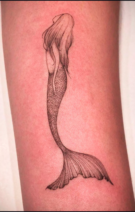 tatouage de sirene sur femme 13