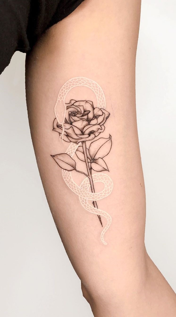 tatouage encre blanche femme 04