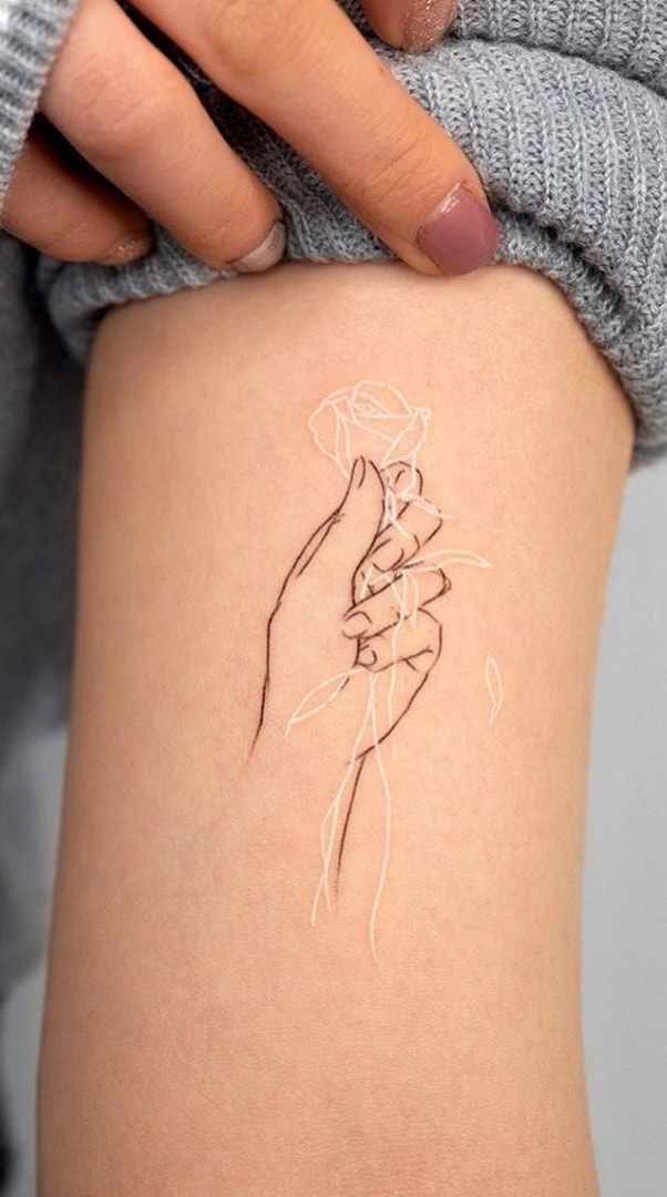 tatouage encre blanche femme 06