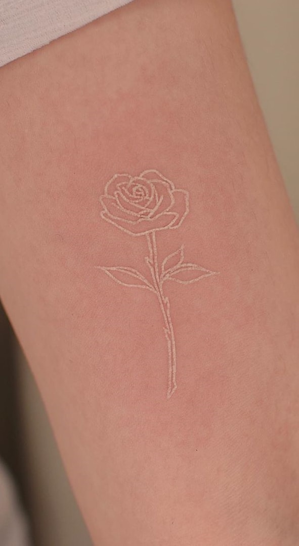 tatouage encre blanche femme 09