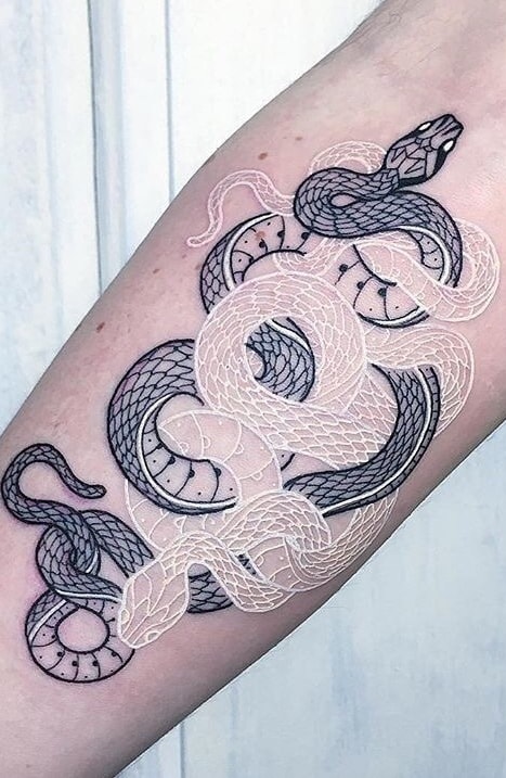 tatouage encre blanche femme 12