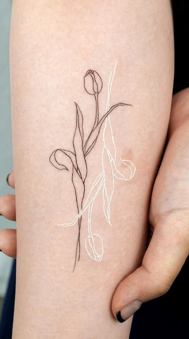 tatouage encre blanche femme 16