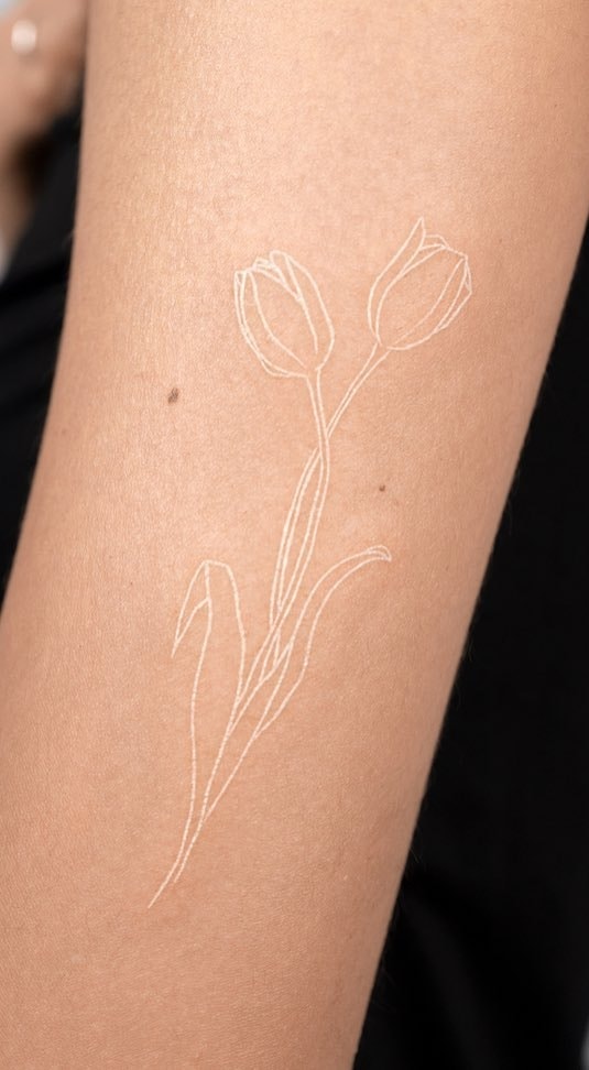 tatouage encre blanche femme 18