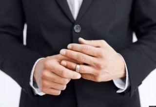 homme mari avec un anneau dans la main