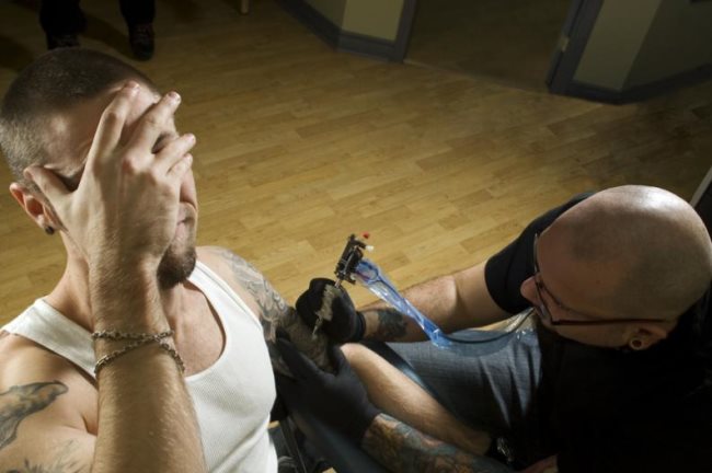 5 consigli per fare in modo che un tatuaggio faccia meno male