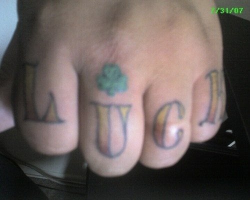 tatuaggio dito articolazione 540