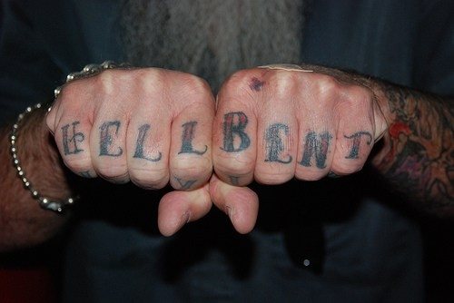 tatuaggio dito articolazione 541