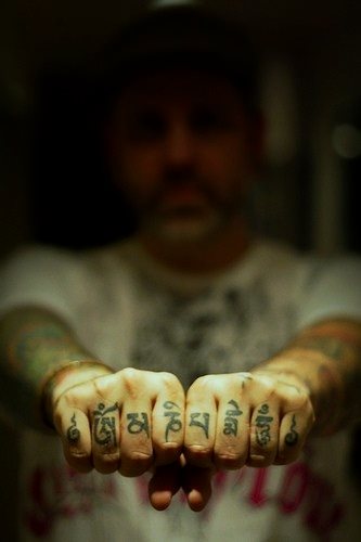 tatuaggio dito articolazione 546