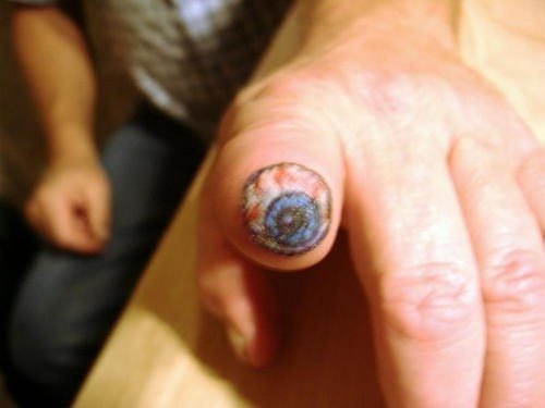 tatuaggio dito articolazione 557