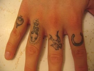 tatuaggio dito articolazione 559