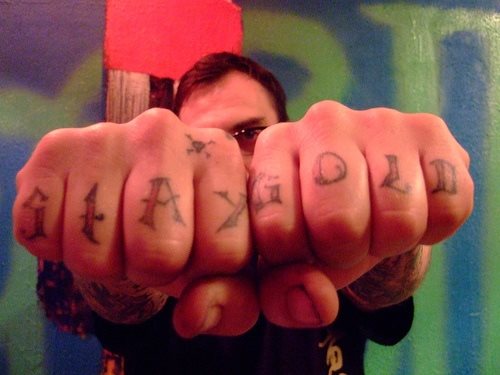 tatuaggio dito articolazione 560