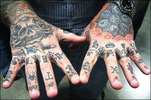 tatuaggio dito articolazione 561