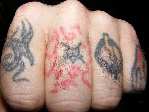 tatuaggio dito articolazione 562