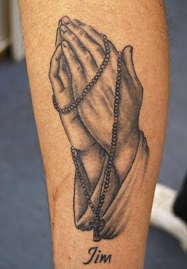 13 Tatuaggi di mani che pregano con un rosario