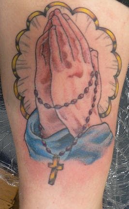 tatuaggio mani preghiere 1005