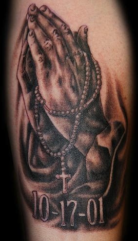 tatuaggio mani preghiere 1013