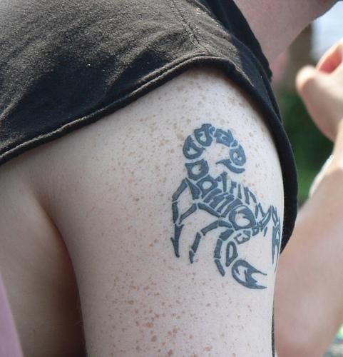 tatuaggio scorpione 1111