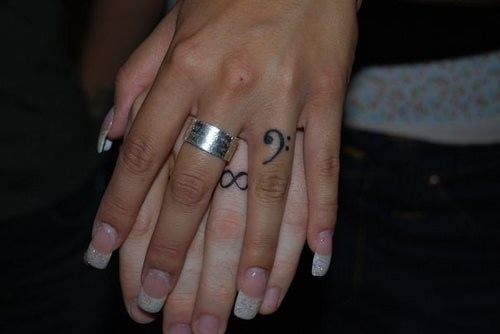 10 tatuaggio anello coppia