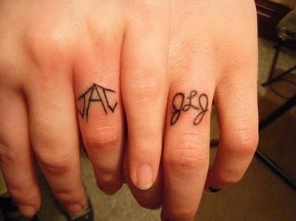 14 tatuaggio anello coppia