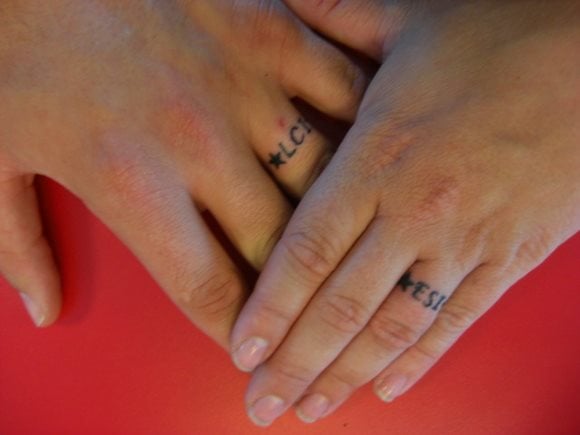 16 tatuaggio anello coppia