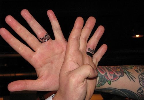 17 tatuaggio anello coppia