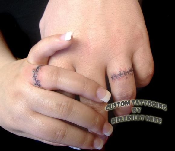 28 tatuaggio anello coppia